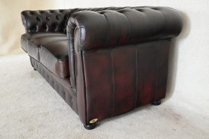 Ervaar comfort en stijl met deze Chesterfield 3-zits. Medium rug ondersteuning, zachte zitkussens en vernieuwde top en interieurs