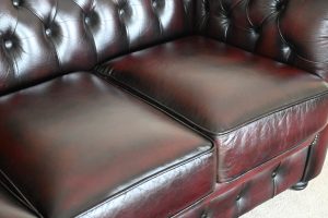 Ervaar comfort en stijl met deze Chesterfield 3-zits. Medium rug ondersteuning, zachte zitkussens en vernieuwde top en interieurs