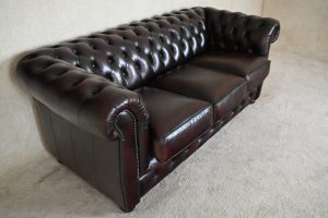Ervaar comfort en stijl met deze Chesterfield 3-zits. Medium rug ondersteuning, zachte zitkussens en vernieuwde top en interieurs