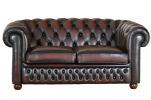 Tijdloze 2-zits Chesterfield met zacht geveerde vloerkleed en elegant design.