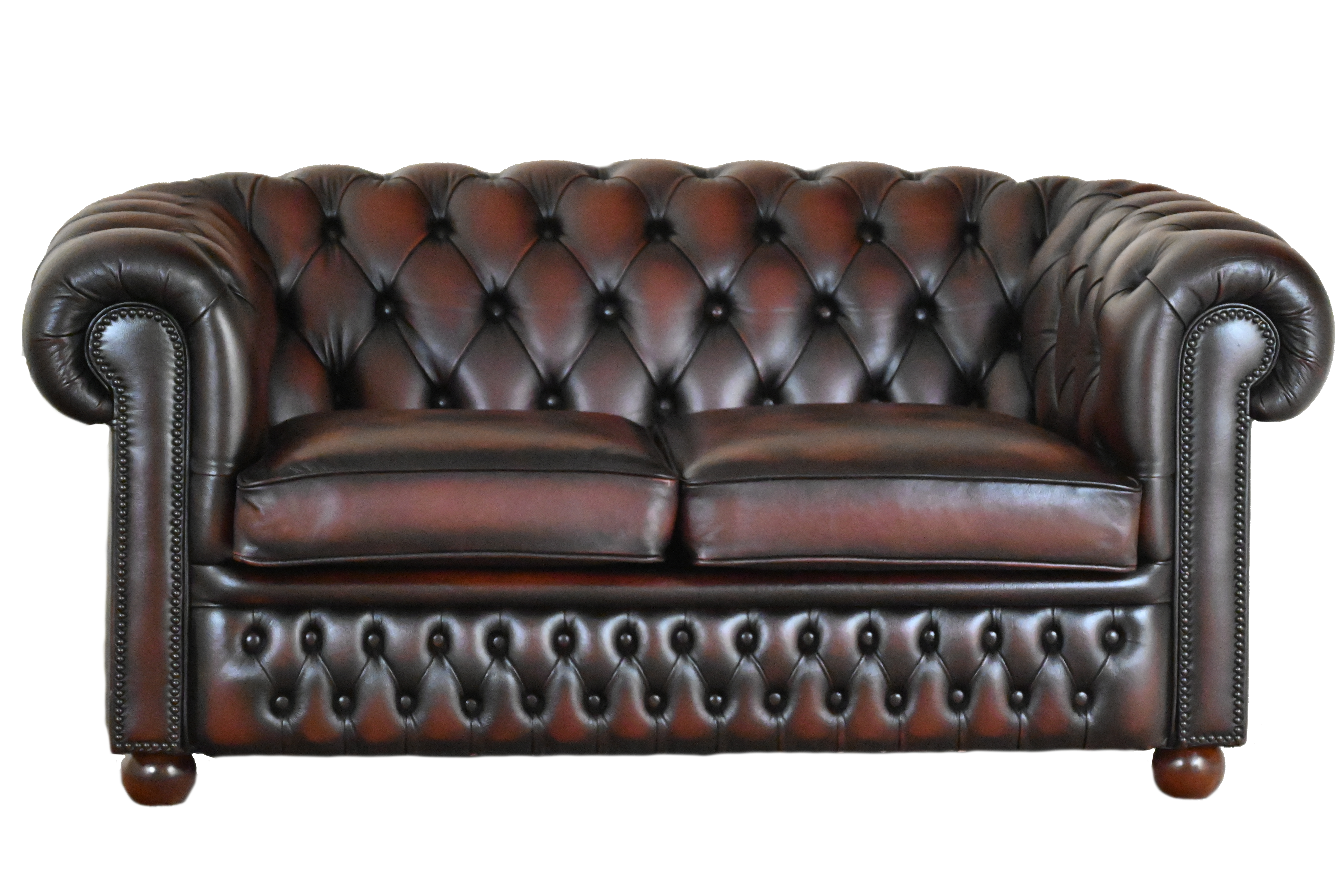 Tijdloze 2-zits Chesterfield met zacht geveerde vloerkleed en elegant design.