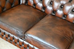 Deze elegante 3-zits Chesterfield biedt zacht zitcomfort en een medium stevige rugleuning. Met gedeeltelijk vernieuwde leer en in uitstekende staat.#245078