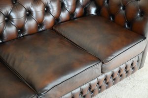 Deze elegante 3-zits Chesterfield biedt zacht zitcomfort en een medium stevige rugleuning. Met gedeeltelijk vernieuwde leer en in uitstekende staat.#245078