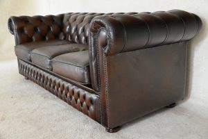 Deze elegante 3-zits Chesterfield biedt zacht zitcomfort en een medium stevige rugleuning. Met gedeeltelijk vernieuwde leer en in uitstekende staat.#245078