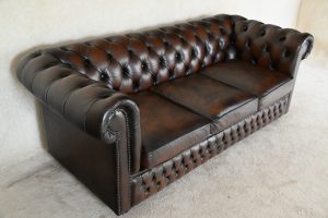 Deze elegante 3-zits Chesterfield biedt zacht zitcomfort en een medium stevige rugleuning. Met gedeeltelijk vernieuwde leer en in uitstekende staat.#245078
