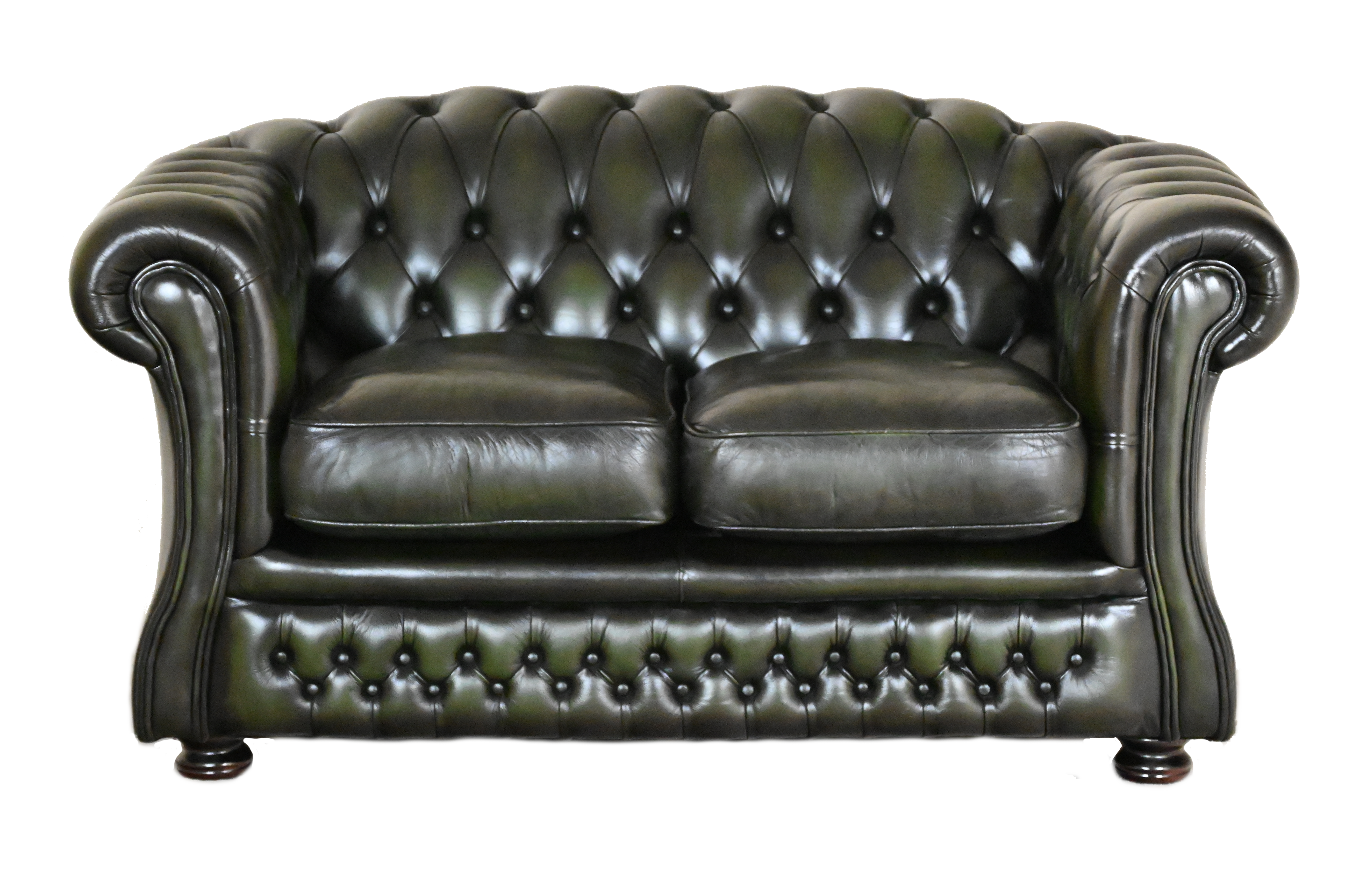 Elegante 2-zits Chesterfield bank met eigentijdse uitstraling en ultiem zitcomfort. Met dubbel afgebiesde armen en eigentijdse looks.#24534