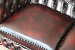 Ontdek deze karaktervolle Chesterfield 2½-zits bank met een diepe zit en stevige kussens. In goede staat met zichtbare gebruikssporen en vernieuwde details. #245145