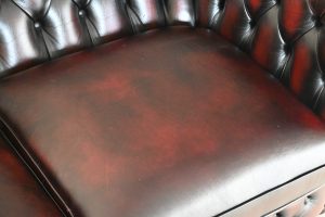 Ontdek deze karaktervolle Chesterfield 2½-zits bank met een diepe zit en stevige kussens. In goede staat met zichtbare gebruikssporen en vernieuwde details. #245145