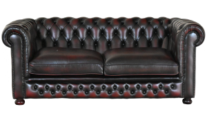 Ontdek deze karaktervolle Chesterfield 2½-zits bank met een diepe zit en stevige kussens. In goede staat met zichtbare gebruikssporen en vernieuwde details. #245145