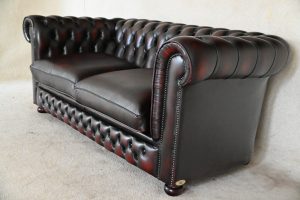 Ontdek deze karaktervolle Chesterfield 2½-zits bank met een diepe zit en stevige kussens. In goede staat met zichtbare gebruikssporen en vernieuwde details. #245145