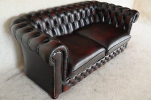 Ontdek deze karaktervolle Chesterfield 2½-zits bank met een diepe zit en stevige kussens. In goede staat met zichtbare gebruikssporen en vernieuwde details. #245145