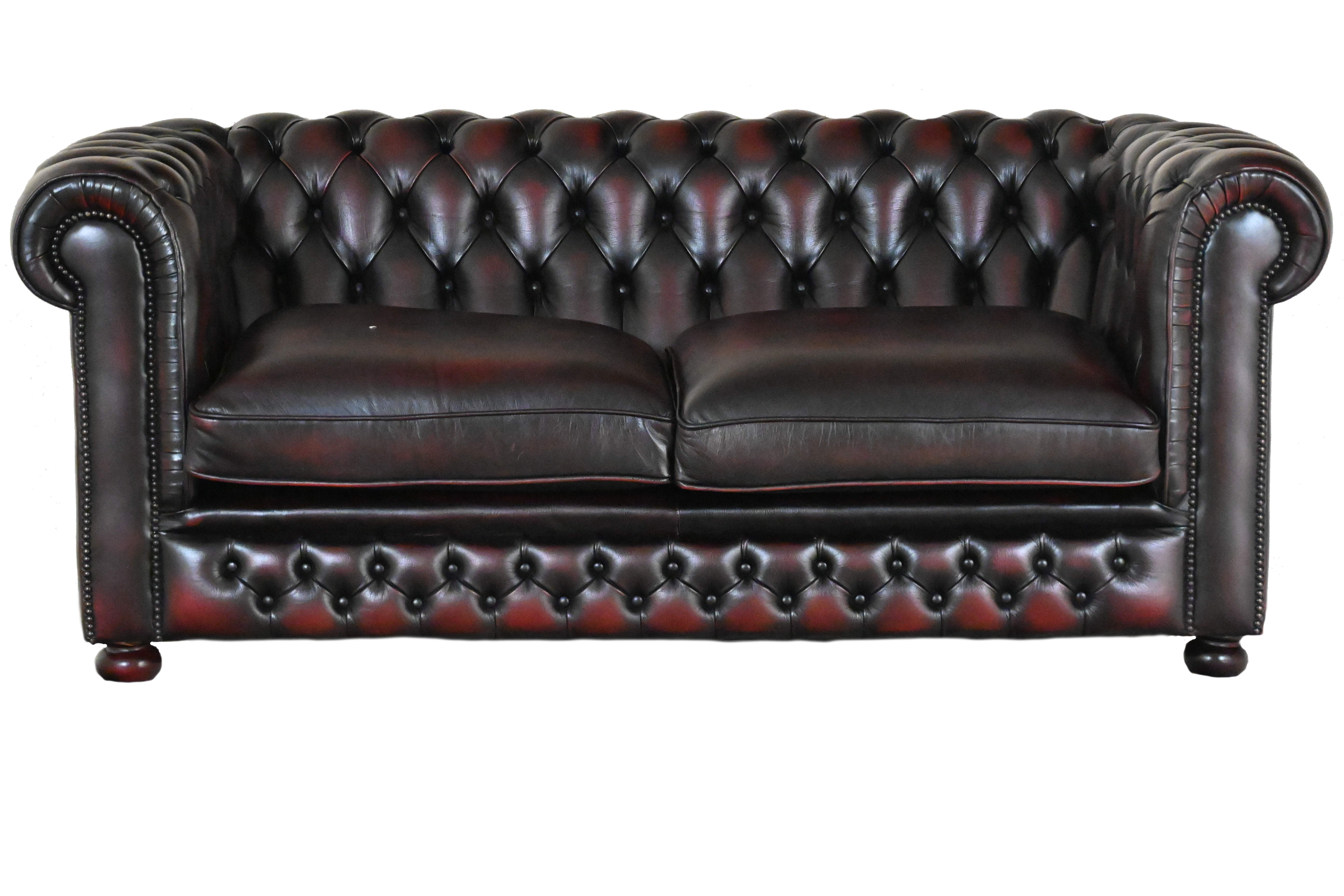 Ontdek deze karaktervolle Chesterfield 2½-zits bank met een diepe zit en stevige kussens. In goede staat met zichtbare gebruikssporen en vernieuwde details. #245145