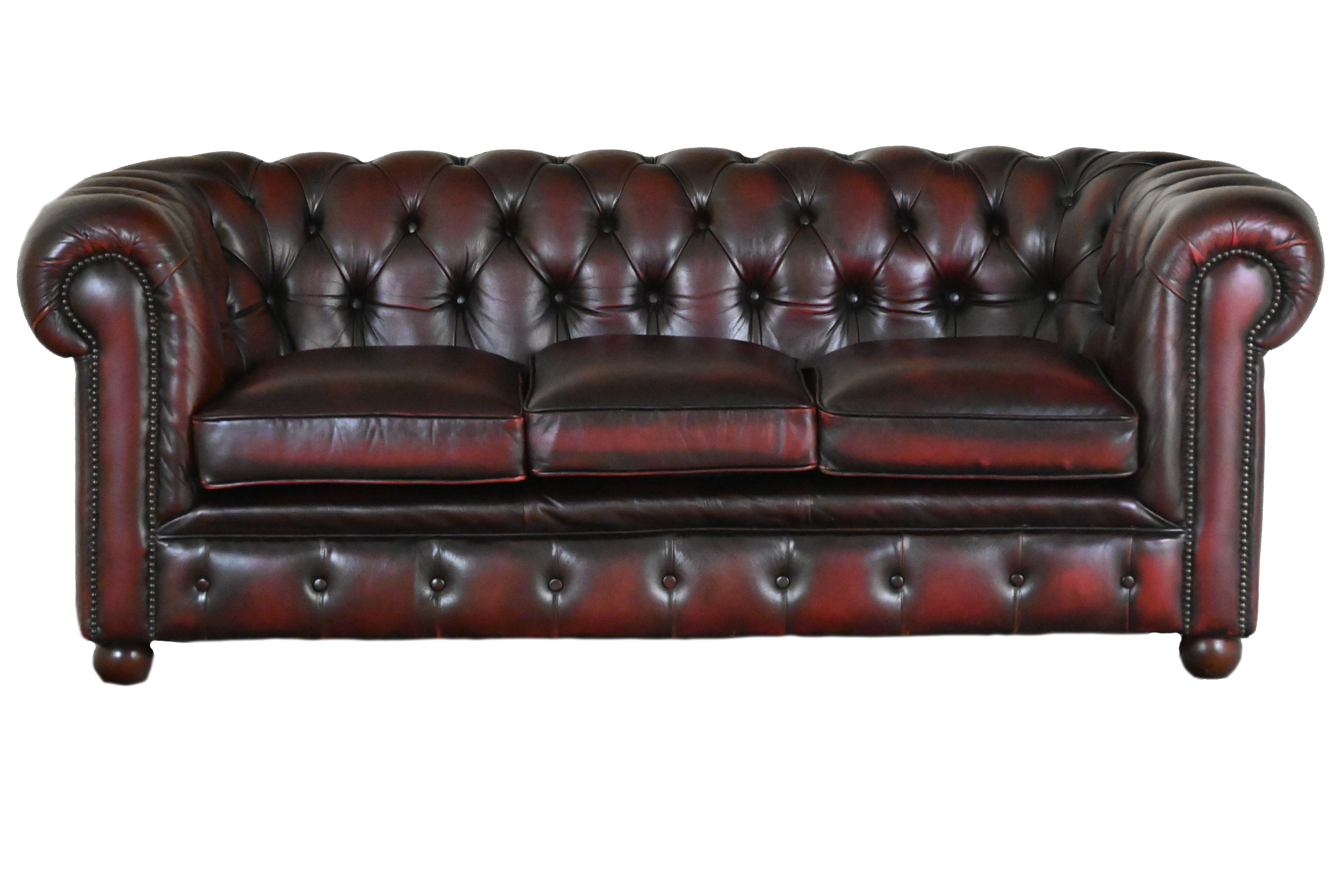 Deze compacte Chesterfield 3-zitsbank biedt een stevig rug en comfortabele stevige zitkussens met vernieuwde zitting en biezen. In onberispelijke staat.#245172
