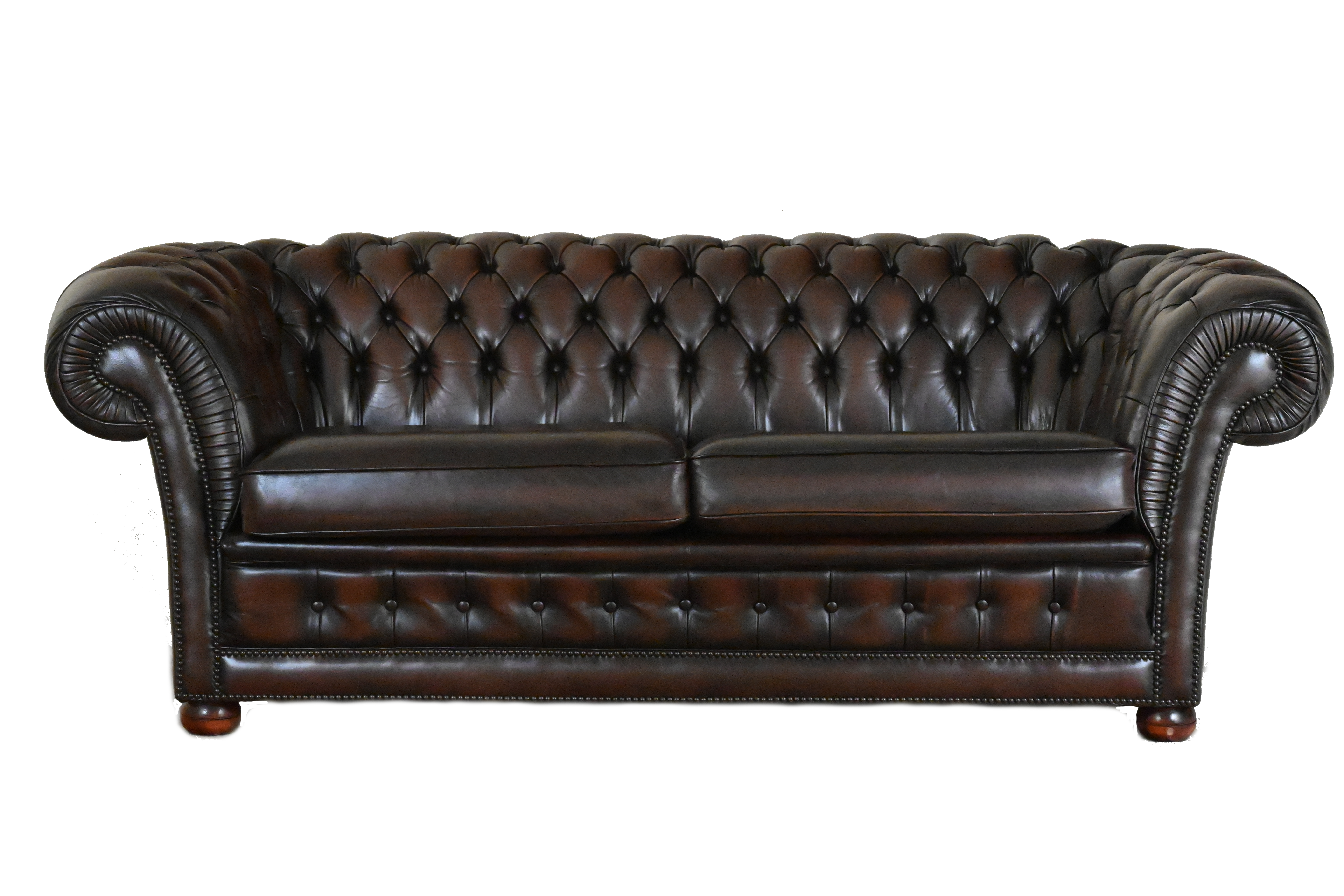 Deze Chesterfield 3-zitsbank biedt een zacht en comfortabel zitcomfort dankzij de binnenvering en medium stevige zitkussens. Met vernieuwde top en bies.#245189