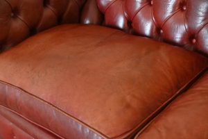 Een vintage Buckingham de Luxe Chesterfield 3-zits in Oxblood red leder. Met zachte kussens en een doorleefde uitstraling is dit een echte blikvanger.#255204
