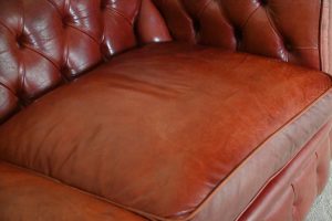 Een vintage Buckingham de Luxe Chesterfield 3-zits in Oxblood red leder. Met zachte kussens en een doorleefde uitstraling is dit een echte blikvanger.#255204