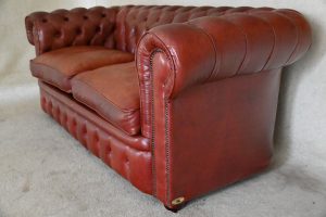 Een vintage Buckingham de Luxe Chesterfield 3-zits in Oxblood red leder. Met zachte kussens en een doorleefde uitstraling is dit een echte blikvanger.#255204