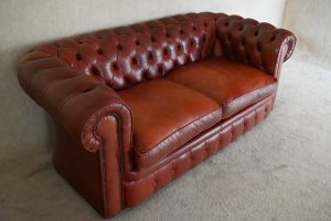Een vintage Buckingham de Luxe Chesterfield 3-zits in Oxblood red leder. Met zachte kussens en een doorleefde uitstraling is dit een echte blikvanger.#255204