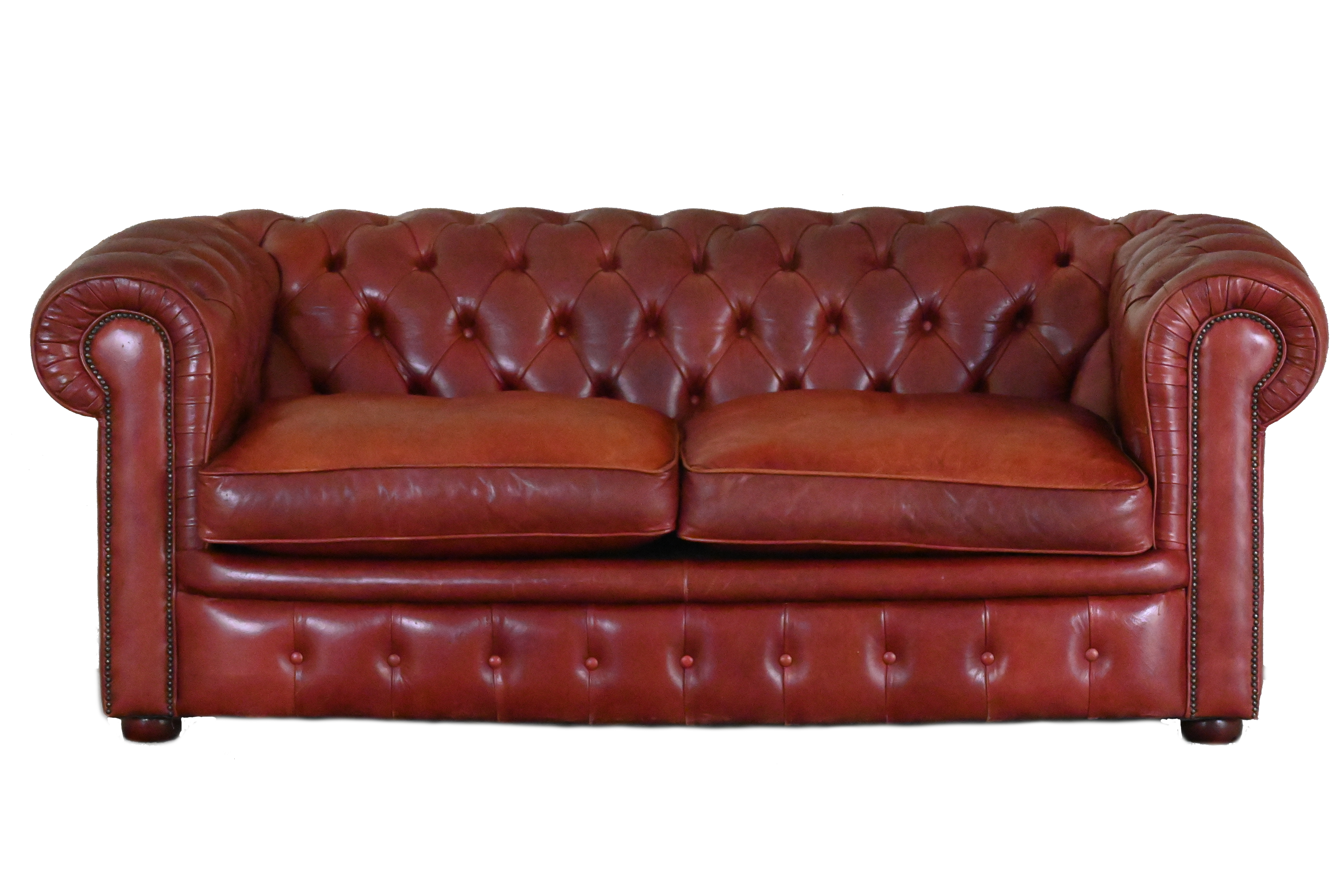Een vintage Buckingham de Luxe Chesterfield 3-zits in Oxblood red leder. Met zachte kussens en een doorleefde uitstraling is dit een echte blikvanger.#255204