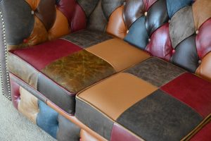 Sandhurst Multicolour Chesterfield 3-zits vakmanschap met een speelse twist. Comfortabele zit, hoogwaardige afwerking en unieke kleuren. Direct leverbaar
