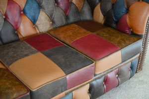 Sandhurst Multicolour Chesterfield 3-zits vakmanschap met een speelse twist. Comfortabele zit, hoogwaardige afwerking en unieke kleuren. Direct leverbaar