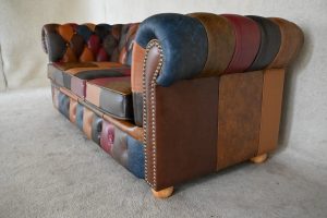 Sandhurst Multicolour Chesterfield 3-zits vakmanschap met een speelse twist. Comfortabele zit, hoogwaardige afwerking en unieke kleuren. Direct leverbaar