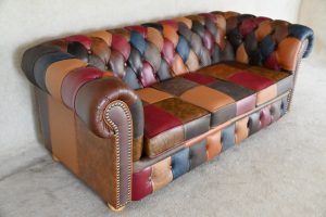 Sandhurst Multicolour Chesterfield 3-zits vakmanschap met een speelse twist. Comfortabele zit, hoogwaardige afwerking en unieke kleuren. Direct leverbaar
