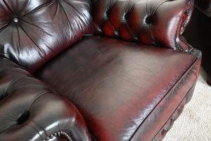 Ontdek de Chesterfield fauteuil Suzy: een stijlvolle, comfortabele fauteuil met zachte rugsteun en een stevige zit. In goede staat en direct beschikbaar.
