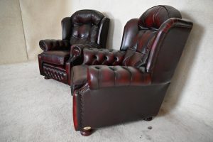 Ontdek de Chesterfield fauteuil Suzy: een stijlvolle, comfortabele fauteuil met zachte rugsteun en een stevige zit. In goede staat en direct beschikbaar.