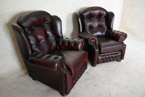 Ontdek de Chesterfield fauteuil Suzy: een stijlvolle, comfortabele fauteuil met zachte rugsteun en een stevige zit. In goede staat en direct beschikbaar.