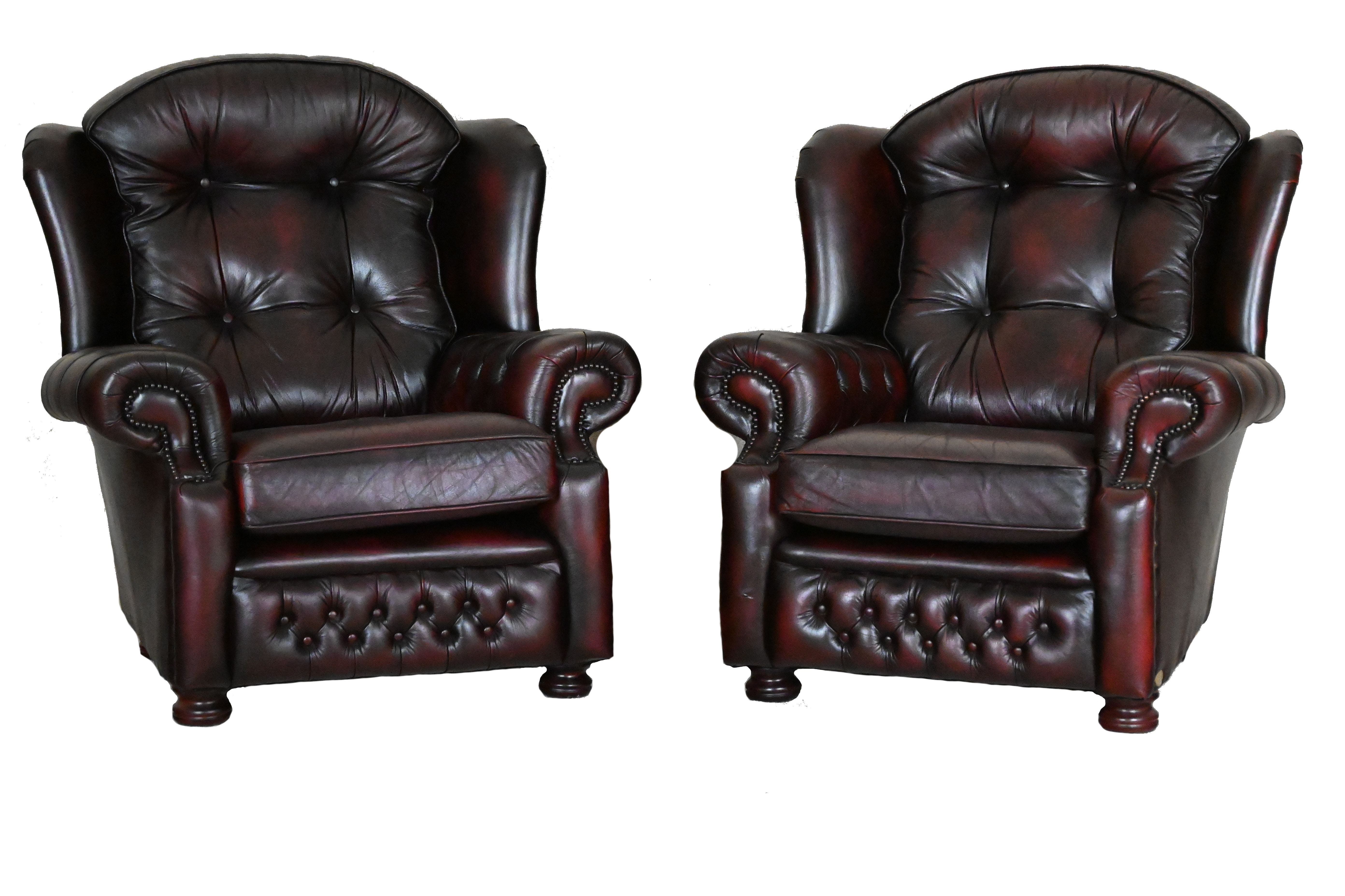 Ontdek de Chesterfield fauteuil Suzy: een stijlvolle, comfortabele fauteuil met zachte rugsteun en een stevige zit. In goede staat en direct beschikbaar.