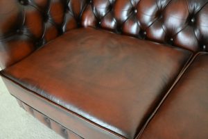 Ontdek deze elegante 3-zits Chesterfield bank met twee zitkussens. Perfecte mix van comfort en vakmanschap. Zorgvuldig nagekeken in onze eigen werkplaats.