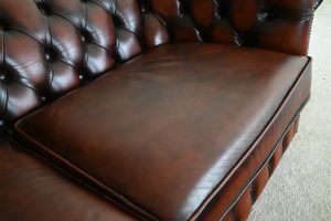Ontdek deze elegante 3-zits Chesterfield bank met twee zitkussens. Perfecte mix van comfort en vakmanschap. Zorgvuldig nagekeken in onze eigen werkplaats.