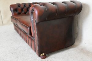 Ontdek deze elegante 3-zits Chesterfield bank met twee zitkussens. Perfecte mix van comfort en vakmanschap. Zorgvuldig nagekeken in onze eigen werkplaats.