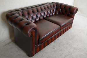 Ontdek deze elegante 3-zits Chesterfield bank met twee zitkussens. Perfecte mix van comfort en vakmanschap. Zorgvuldig nagekeken in onze eigen werkplaats.
