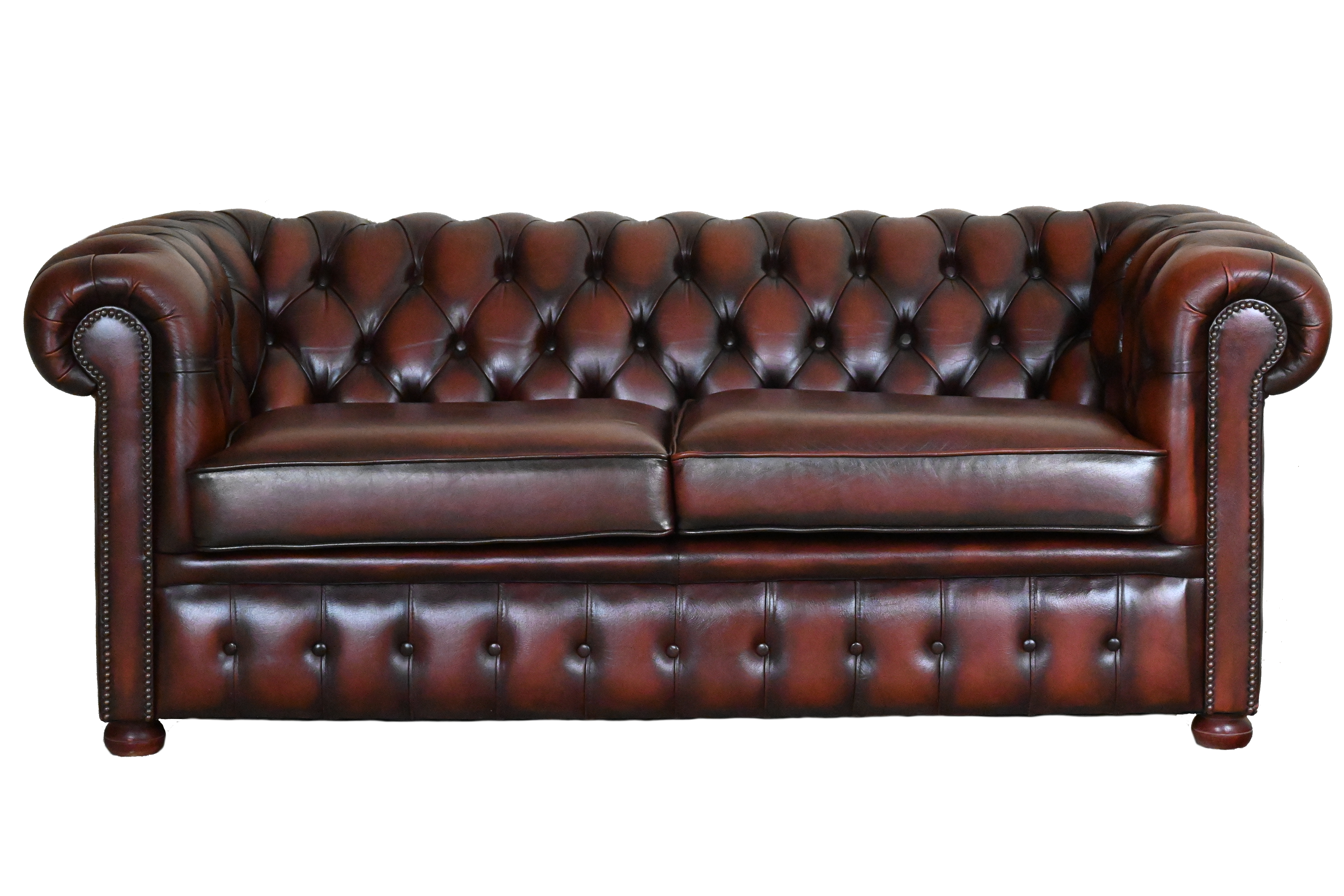 Ontdek deze elegante 3-zits Chesterfield bank met twee zitkussens. Perfecte mix van comfort en vakmanschap. Zorgvuldig nagekeken in onze eigen werkplaats.