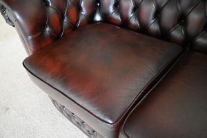 Nottingham 2-zits Chesterfield, tijdloze elegantie en ultiem comfort. Met een geveerde rug voor extra ondersteuning en zachte zitkussens. Kom naar de winkel