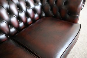 Nottingham 2-zits Chesterfield, tijdloze elegantie en ultiem comfort. Met een geveerde rug voor extra ondersteuning en zachte zitkussens. Kom naar de winkel