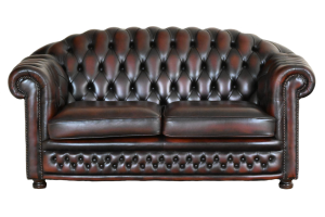 Nottingham 2-zits Chesterfield, tijdloze elegantie en ultiem comfort. Met een geveerde rug voor extra ondersteuning en zachte zitkussens. Kom naar de winkel