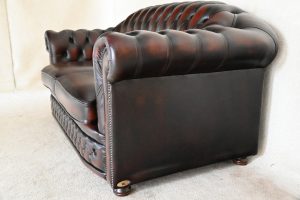 Nottingham 2-zits Chesterfield, tijdloze elegantie en ultiem comfort. Met een geveerde rug voor extra ondersteuning en zachte zitkussens. Kom naar de winkel