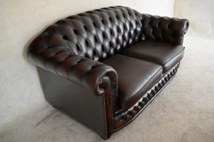 Nottingham 2-zits Chesterfield, tijdloze elegantie en ultiem comfort. Met een geveerde rug voor extra ondersteuning en zachte zitkussens. Kom naar de winkel
