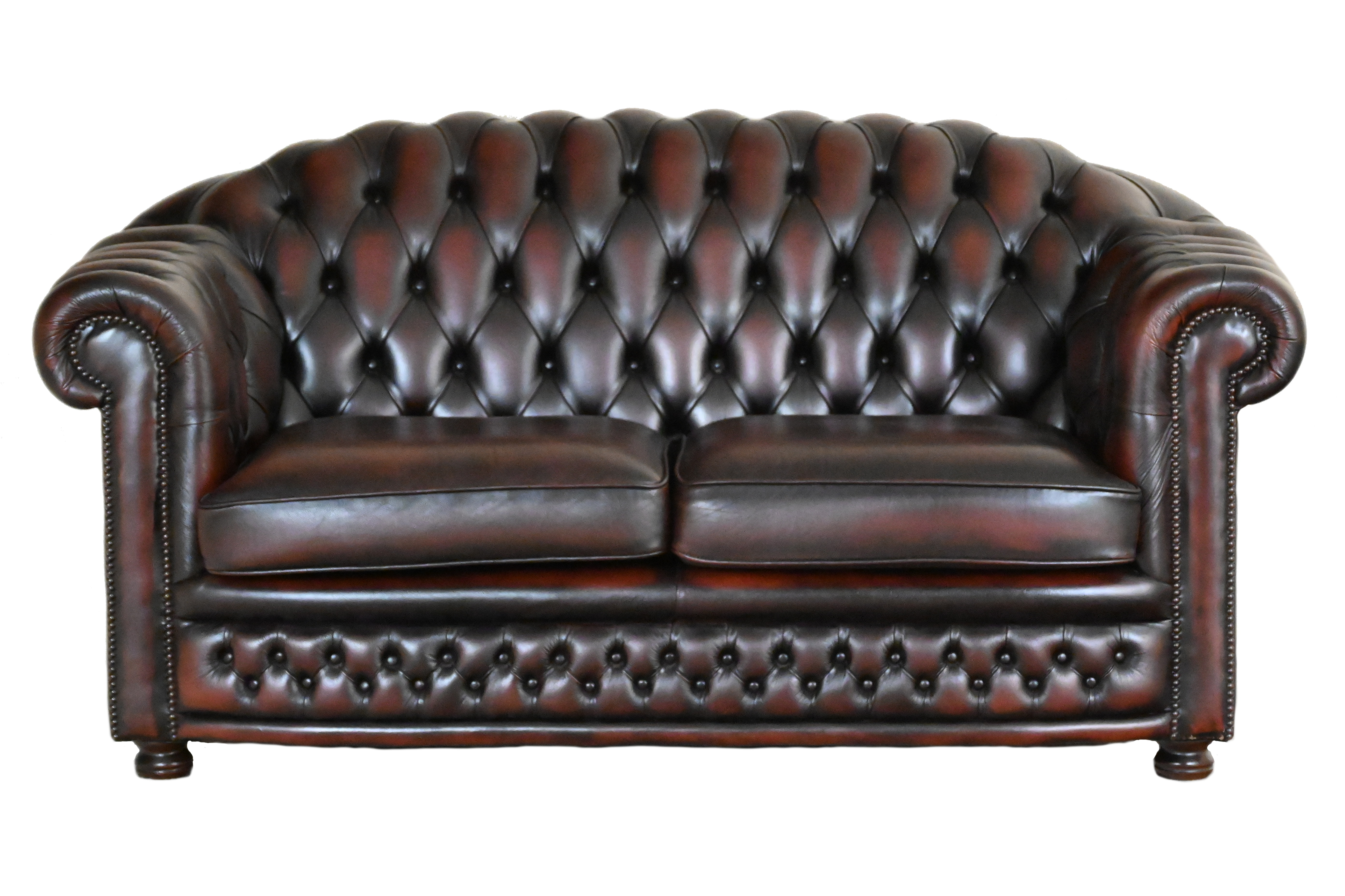 Nottingham 2-zits Chesterfield, tijdloze elegantie en ultiem comfort. Met een geveerde rug voor extra ondersteuning en zachte zitkussens. Kom naar de winkel