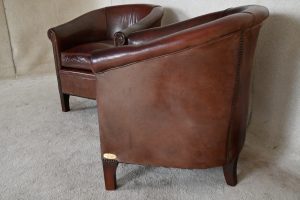 Ontdek deze twee schapenleren clubfauteuils met een prachtige vintage look en optimaal zitcomfort. Tijdloos design en stevige constructie. Bekijk ze nu!