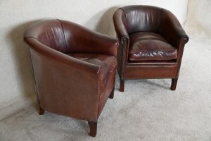 Ontdek deze twee schapenleren clubfauteuils met een prachtige vintage look en optimaal zitcomfort. Tijdloos design en stevige constructie. Bekijk ze nu!