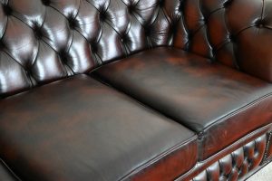 Ontdek deze royale 4-zits Chesterfield bank met zachte rugleuning en gerenoveerde zitkussens. Tijdloos design en optimaal comfort. Kom eens proef zitten.