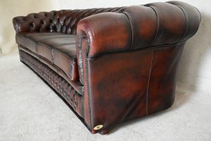 Ontdek deze royale 4-zits Chesterfield bank met zachte rugleuning en gerenoveerde zitkussens. Tijdloos design en optimaal comfort. Kom eens proef zitten.