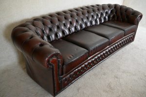 Ontdek deze royale 4-zits Chesterfield bank met zachte rugleuning en gerenoveerde zitkussens. Tijdloos design en optimaal comfort. Kom eens proef zitten.