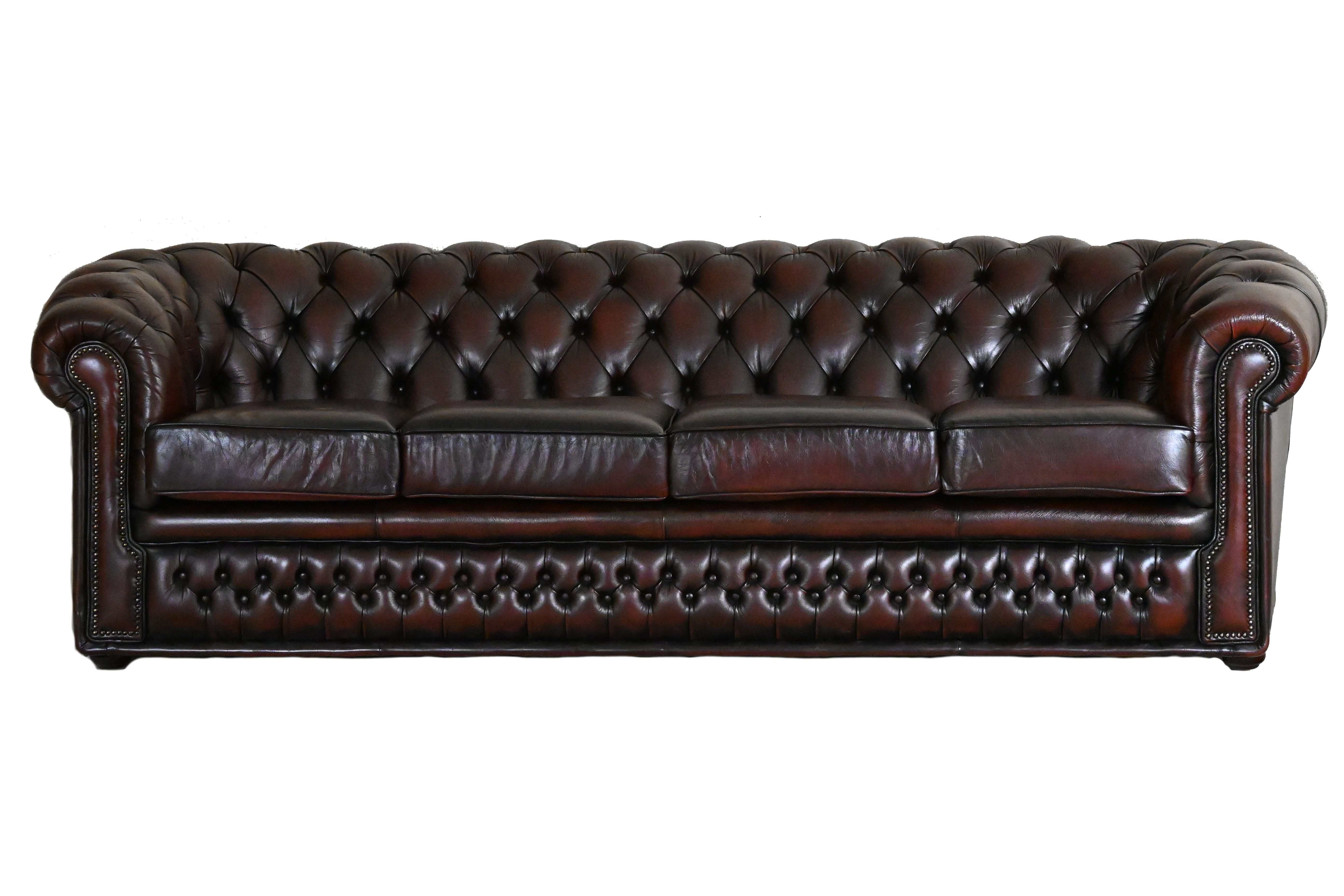 Ontdek deze royale 4-zits Chesterfield bank met zachte rugleuning en gerenoveerde zitkussens. Tijdloos design en optimaal comfort. Kom eens proef zitten.