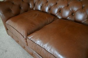 Royale 4-zits Chesterfield in Luxury Vintage leder met ultiem comfort door dikke fiber zitkussens en medium rugleuning. Kom eens langs om proef te zitten.#245171