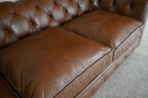 Royale 4-zits Chesterfield in Luxury Vintage leder met ultiem comfort door dikke fiber zitkussens en medium rugleuning. Kom eens langs om proef te zitten.#245171